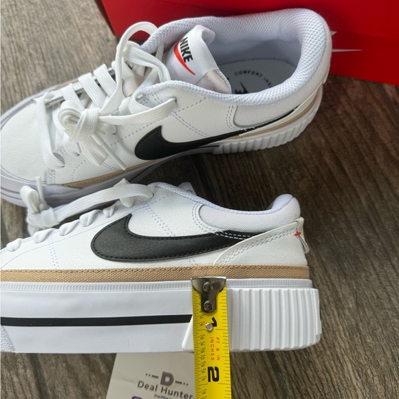 Nike White and Black Women's Sneakers - Picture 14 of 15